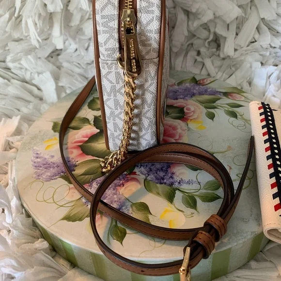 Michael Kors Aspen Limited Edition Crossbody - Picture 5 of 12